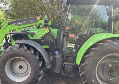 Na přelomu července a srpna 024 jsme předali soukromému zemědělci z Březin u Poličky, nový traktor Deutz Fahr 5115 s čel. nakladačem. Věříme, že bude na jeho farmě platným pomocníkem