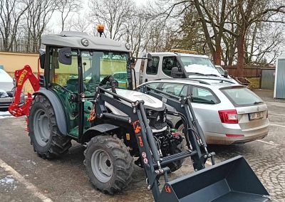 12.12. 024, jsme předali PČR Jihlava, traktor Lamborghini Sprint 60, s čel. nakladačem, podkopem, vlečkou a zametacím kartáčem. Linka bude sloužit k údržbě výcvik. areálu.